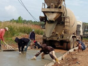 Proses pembangunan infrastruktur jalan rabat beton di Desa Sulaho. Sumber Foto: Suara Utama.