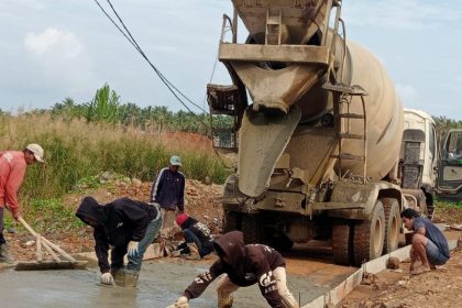Proses pembangunan infrastruktur jalan rabat beton di Desa Sulaho. Sumber Foto: Suara Utama.