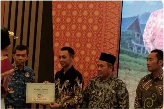 Kepala Desa Muara Danau Saat Menerima Piagam Penghargaan. Sumber Foto: Dok. nusantaraterkini.com
