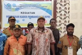 Sekretaris DPMK, Samuel Yelemaken didampingi jajaran. Sumber: Dok Berita Papua