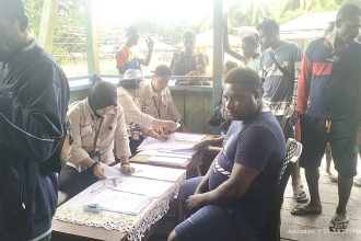 Pelayanan Dukcapil Teluk Bintuni kepada Orang Asli Papua di Kampung Yaru. Sumber: Dok. Media Pro Rakyat