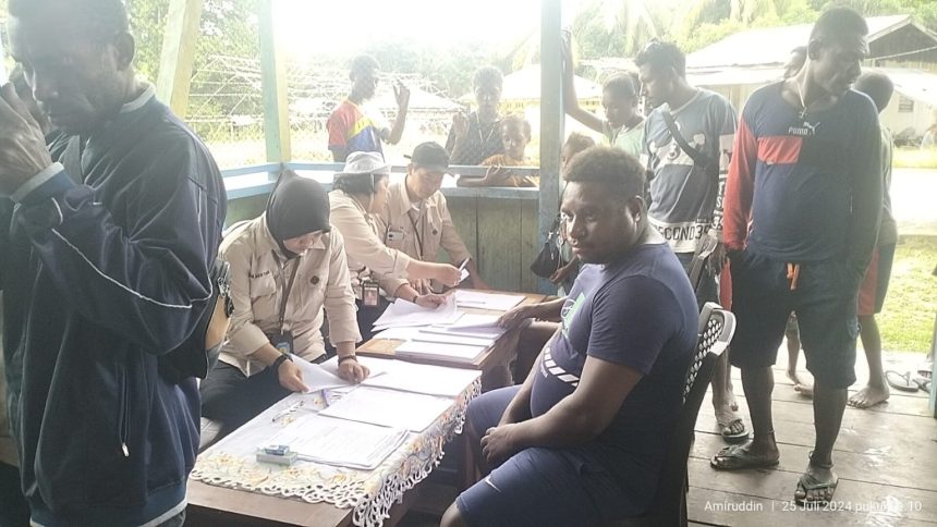 Pelayanan Dukcapil Teluk Bintuni kepada Orang Asli Papua di Kampung Yaru. Sumber: Dok. Media Pro Rakyat