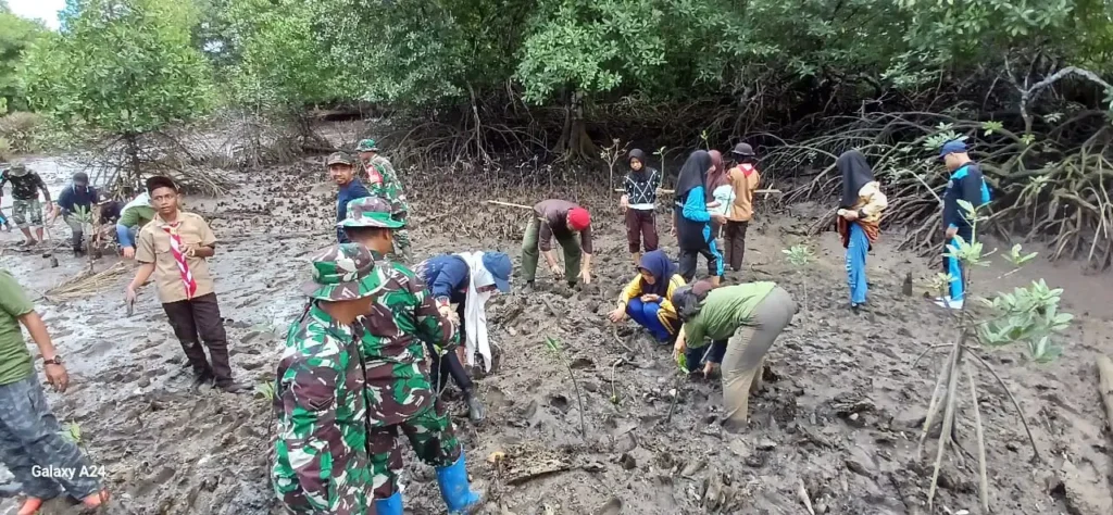 Beberapa elemen masyarakat dan APDESI Sulteng melakukan penanaman Pohon Mangrove. Sumber: Istimewa