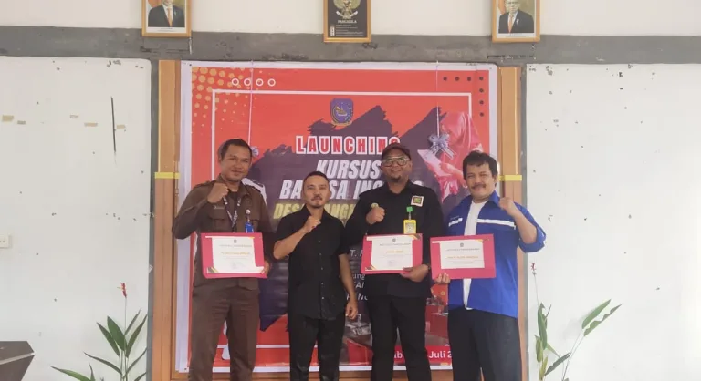 Launching Program Kursus Bahasa Inggris di Desa Pangke. Sumber: beritategas.com