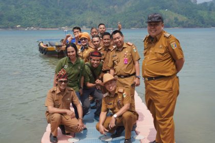 Jajaran Pemkab Tanggamus saat di Teluk Kiloan. Sumber: lampungpro.com