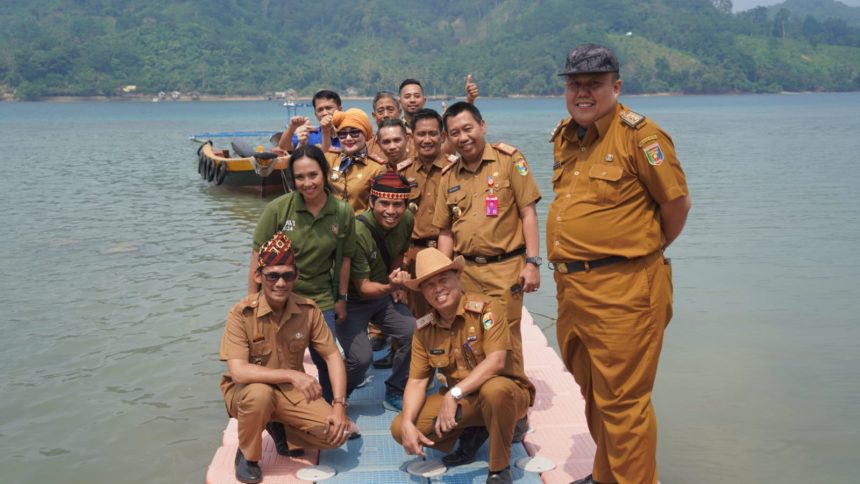 Jajaran Pemkab Tanggamus saat di Teluk Kiloan. Sumber: lampungpro.com