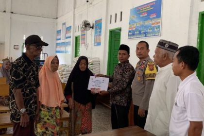 Pemdes Sungai Baung Salurkan BLT Dana Desa dan beras. Sumber Foto: Dok.sarolangon.com