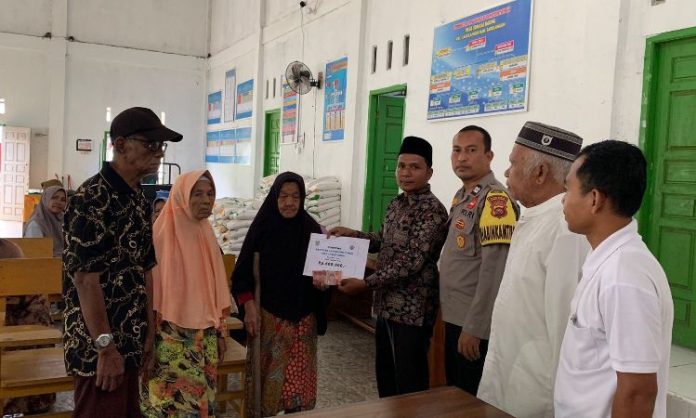 Pemdes Sungai Baung Salurkan BLT Dana Desa dan beras. Sumber Foto: Dok.sarolangon.com