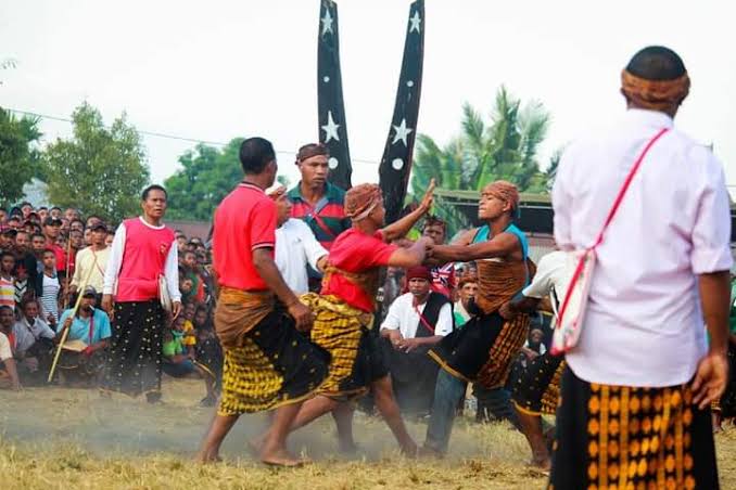 Tinju Adat Etu, Tradisi Pasca Panen Asal Flores, NTT