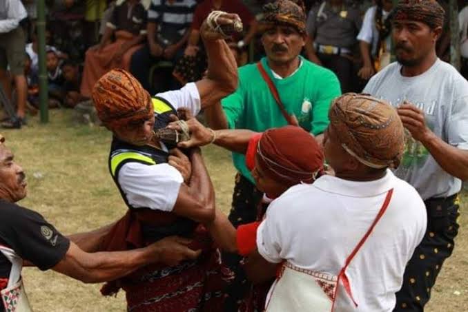 Tinju Adat Etu, Tradisi Pasca Panen Asal Flores, NTT