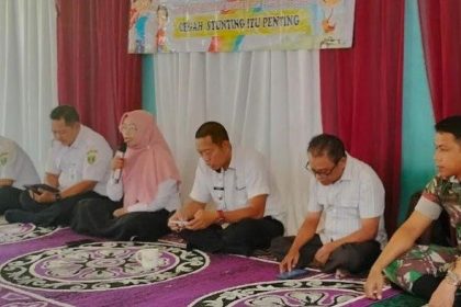Kepala Desa Manduin, Kecamatan Muara Harus, Kabupaten Tabalong, Rabaniah memberikan sambutan pada acara Rembuk Stunting di Desa Manduin.
