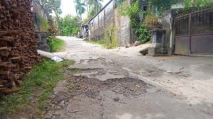 Kerusakan jalan di lingkungan Sangket, Kelurahan Sukasada, Buleleng. Sumber foto : istimewa