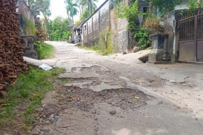 Kerusakan jalan di lingkungan Sangket, Kelurahan Sukasada, Buleleng. Sumber foto : istimewa