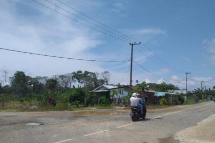 Kondisi jalan yang penuh kerikil di Desa Sebawang, Tana Tidung, Kalimantan Utara.