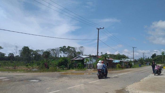 Kondisi jalan yang penuh kerikil di Desa Sebawang, Tana Tidung, Kalimantan Utara.