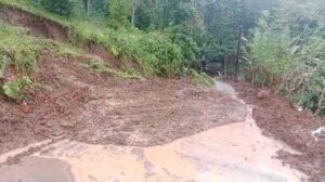 Material longsor tutup akses jalan di Dusun Sikuku, Desa Komba, Kabupaten Luwu, Sulawesi Selatan,. Sumber Foto: Tribun_Timur.com