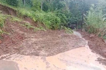 Material longsor tutup akses jalan di Dusun Sikuku, Desa Komba, Kabupaten Luwu, Sulawesi Selatan,. Sumber Foto: Tribun_Timur.com