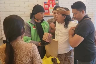 Bendesa Adat Berawa I Ketut Riana saat OTT di Cafe Cassa. Sumber: radarbali