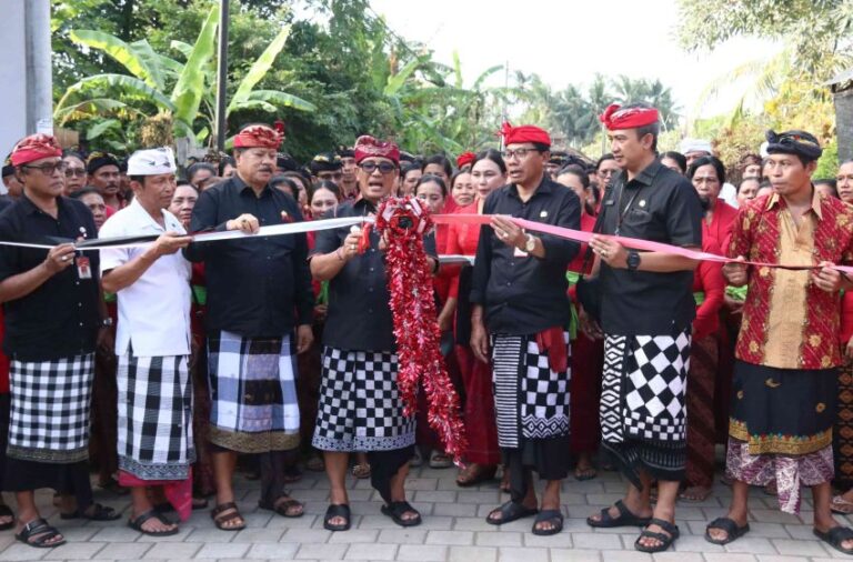 Peresmian Jalan Desa di Banjar Tandan Penawig Gubug Tabanan. Sumber foto : baliprawara