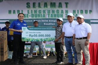 Asian Agri memberikan penghargaan Desa Bebas Api (DBA) kepada Desa Semambu. Sumber Foto: Istimewa
