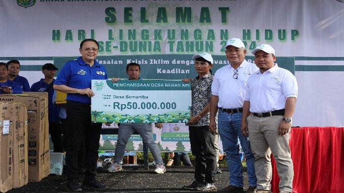 Asian Agri memberikan penghargaan Desa Bebas Api (DBA) kepada Desa Semambu. Sumber Foto: Istimewa