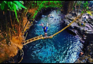 Serunnya bermain lompat indah di pemandian sumber mata air alami Tirta Budi di Desa Wisata Blue Lagoon Tirta Budi. Sumber foto : jogjakita.co.id