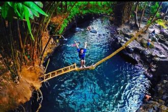 Serunnya bermain lompat indah di pemandian sumber mata air alami Tirta Budi di Desa Wisata Blue Lagoon Tirta Budi. Sumber foto : jogjakita.co.id