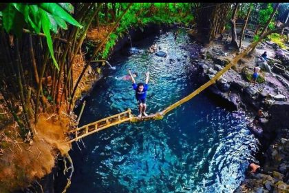 Serunnya bermain lompat indah di pemandian sumber mata air alami Tirta Budi di Desa Wisata Blue Lagoon Tirta Budi. Sumber foto : jogjakita.co.id