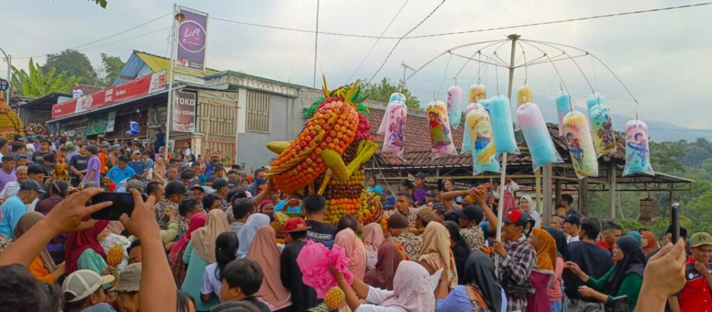 Kemeriahan Arak-Arakan Gunungan dan Tradisi Syukur Masyarakat Lereng Arjuno