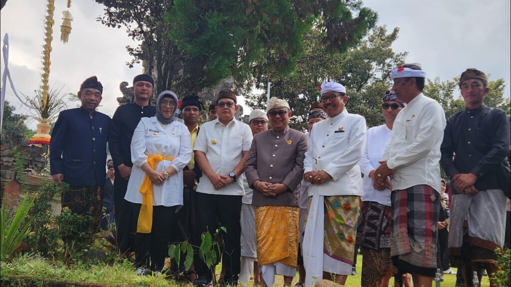 PJ Gubernur dan Beberapa Tokoh lain hadir dalam perayaan tradisi di Pura Mandara Giri Semeru Agung. Sumber: Youtube/ AriDwipayana