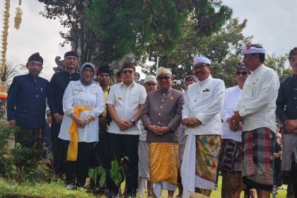 PJ Gubernur dan Beberapa Tokoh lain hadir dalam perayaan tradisi di Pura Mandara Giri Semeru Agung. Sumber: Youtube/ AriDwipayana