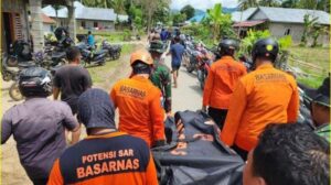 Foto Tim gabungan Basarnas Gorontalo mengevakuasi korban tanah longsor di Desa Apumela Kabupaten Gorontalo, Sumber Foto: Basarnas Gorontalo