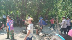 Warga Desa Siunamemblokade jalur Trans Luwuk-Bualemo. Sumber: Istimewa