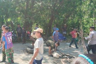 Warga Desa Siunamemblokade jalur Trans Luwuk-Bualemo. Sumber: Istimewa