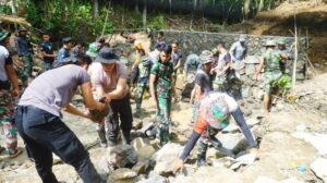 TNI Manunggal Membangun Desa (TMMD) ke 121 Kodim 1302/Minahasa di Desa Kayuwatu, Kecamatan Kakas. Sumber: Istimewa