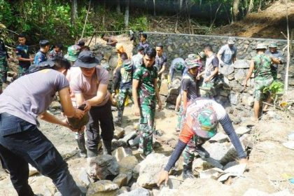 TNI Manunggal Membangun Desa (TMMD) ke 121 Kodim 1302/Minahasa di Desa Kayuwatu, Kecamatan Kakas. Sumber: Istimewa