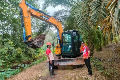 Penyerahan alat berat kepada penyewa di Desa Purwodadi. Sumber: kaltengpso.info