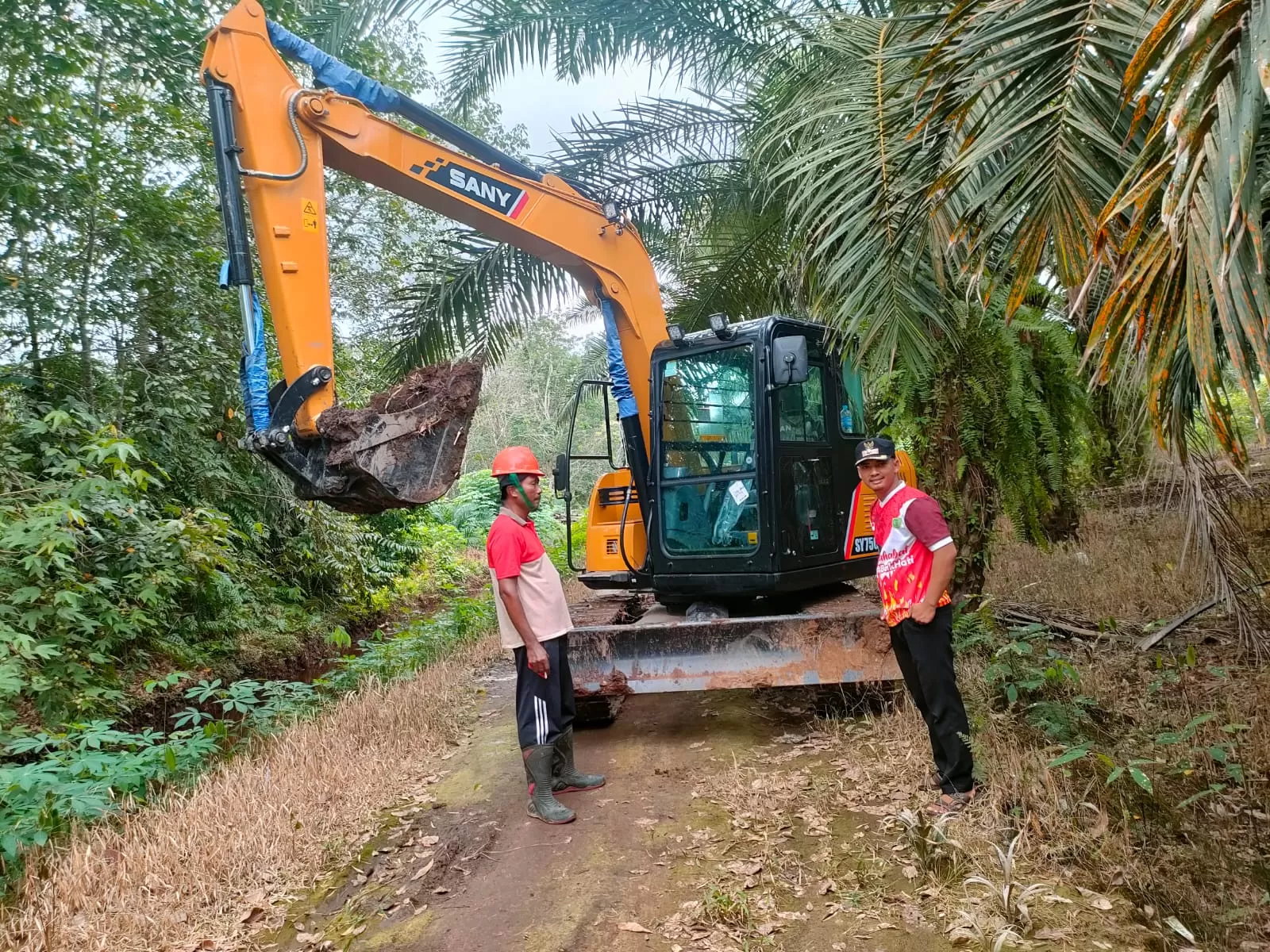 Penyerahan alat berat kepada penyewa di Desa Purwodadi. Sumber: kaltengpso.info