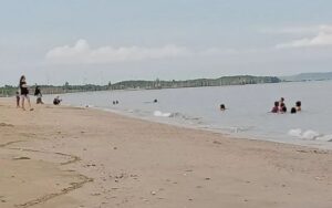 Suasana Pantai Nipah-Nipah tempat wisata yang berada di Kelurahan Nipah-Nipah, Kecamatan Penajam, Kabupaten Penajam Paser Utara.