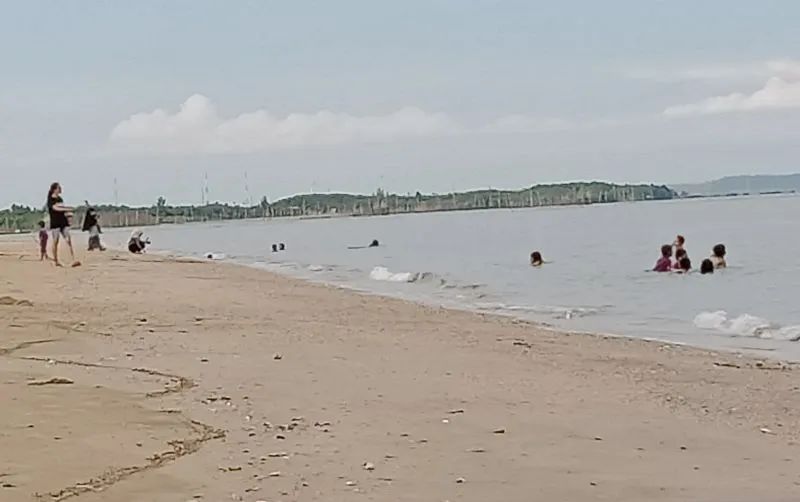 Suasana Pantai Nipah-Nipah tempat wisata yang berada di Kelurahan Nipah-Nipah, Kecamatan Penajam, Kabupaten Penajam Paser Utara.