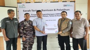 Penyerahan Bantuan Program Pengembangan UMKM Budidaya Madu Lebah Hutan dan Terasi dan Ikan Asin dari Manager Unit Pelaksana Proyek (UPP) 2 PLN Unit Induk Pembangunan Kalimantan Bagian Barat (UIP KLB).