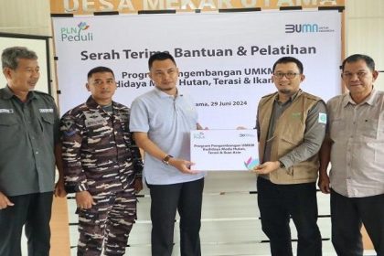 Penyerahan Bantuan Program Pengembangan UMKM Budidaya Madu Lebah Hutan dan Terasi dan Ikan Asin dari Manager Unit Pelaksana Proyek (UPP) 2 PLN Unit Induk Pembangunan Kalimantan Bagian Barat (UIP KLB).