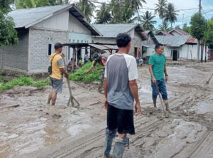 Warga setempat dibantu TNI-Polri membersihkan ruas jalan Palu-Bangga pasca diterjang banjir lumpur di Dusun Salubi, Desa Bobo, Kecamatan Dolo Barat, Sigi. Sumber Foto: Istimewa