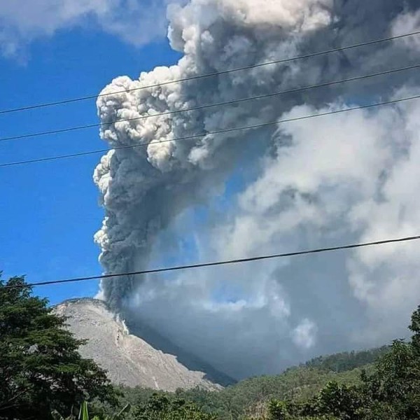 Gunung Lewotobi Laki-laki di Flores Timur, Nusa Tenggara Timur (NTT), kembali meletus. Sumber: istimewa