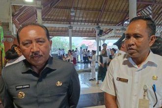 Pj Bupati Klungkung I Nyoman Jendrika saat didampingi Kadis Kepala Dinas Pemberdayaan Masyarakat dan Desa. Sumber: Tribunbali