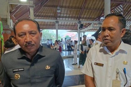 Pj Bupati Klungkung I Nyoman Jendrika saat didampingi Kadis Kepala Dinas Pemberdayaan Masyarakat dan Desa. Sumber: Tribunbali