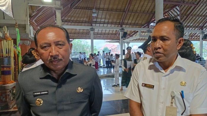 Pj Bupati Klungkung I Nyoman Jendrika saat didampingi Kadis Kepala Dinas Pemberdayaan Masyarakat dan Desa. Sumber: Tribunbali