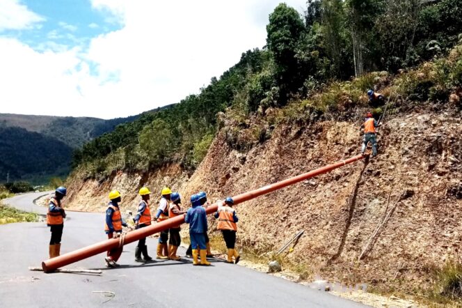 Proses pemasangan tiang listrik penghubung tujuh kampung di Distrik Sururey. Sumber: Dok. Kabar Papua