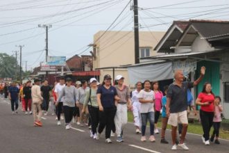 Warga Desa Benteng Ikuti Jalan Sehat. Sumber Foto: bangkatengahkab.go.id