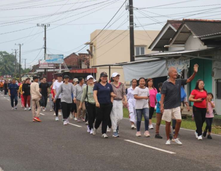 Warga Desa Benteng Ikuti Jalan Sehat. Sumber Foto: bangkatengahkab.go.id